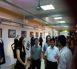 林老师陪同领导参观学生作品展现场